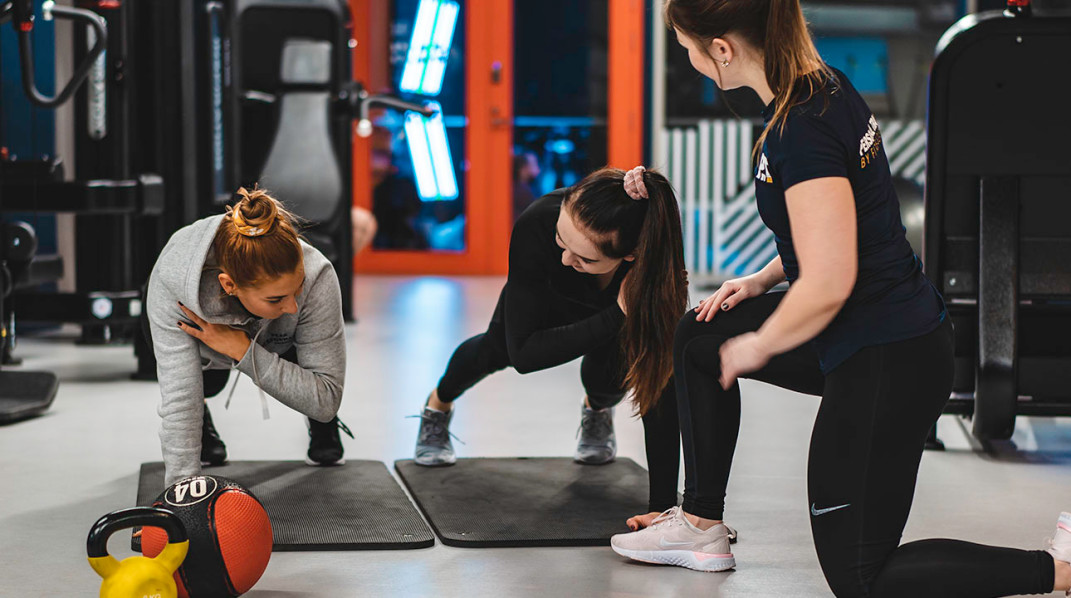 Pt hjälper två gym medlemmar